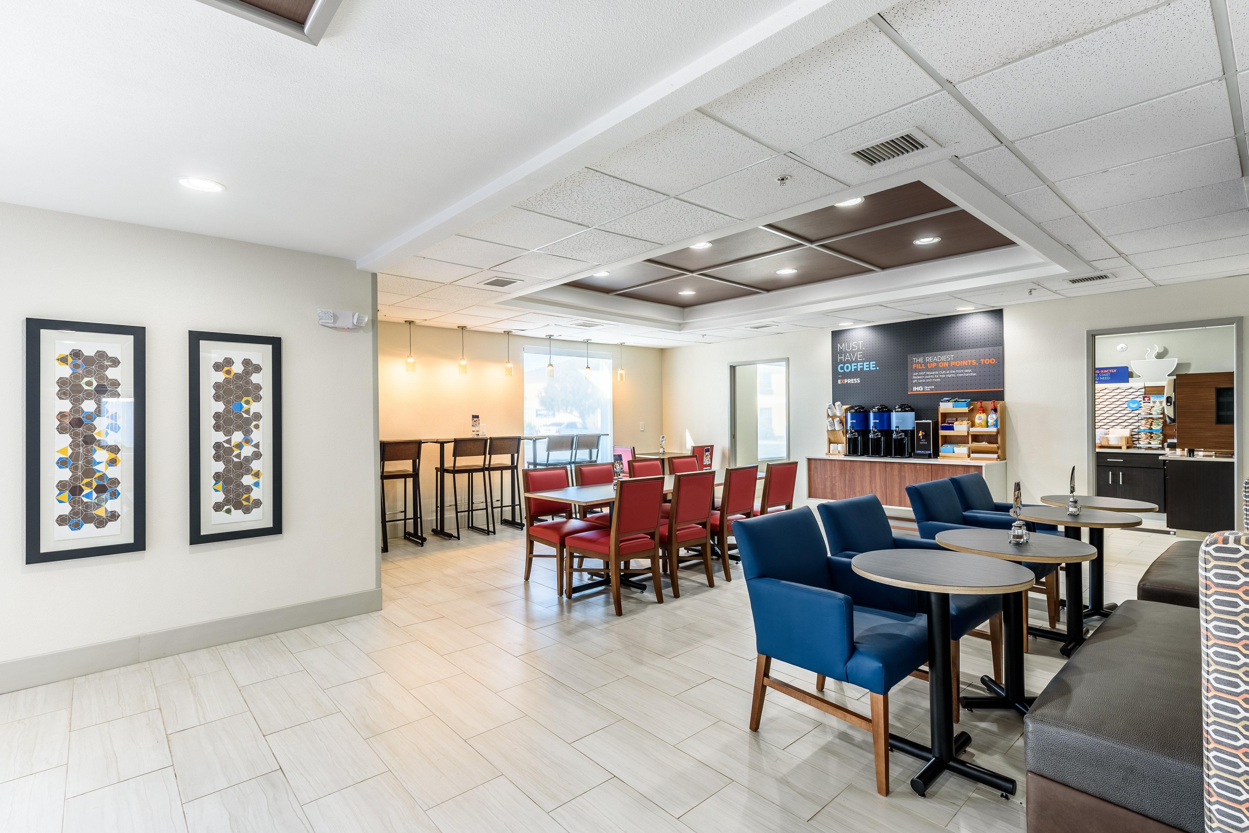 Holiday Inn Express Hotel And Suites Bastrop By Ihg Exterior foto