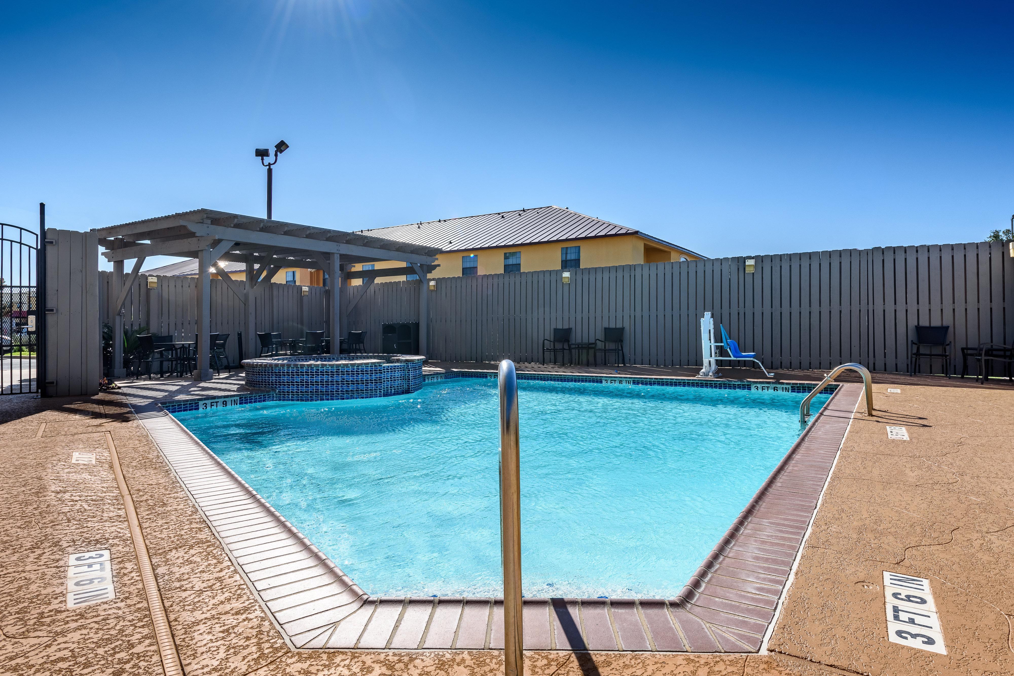Holiday Inn Express Hotel And Suites Bastrop By Ihg Exterior foto