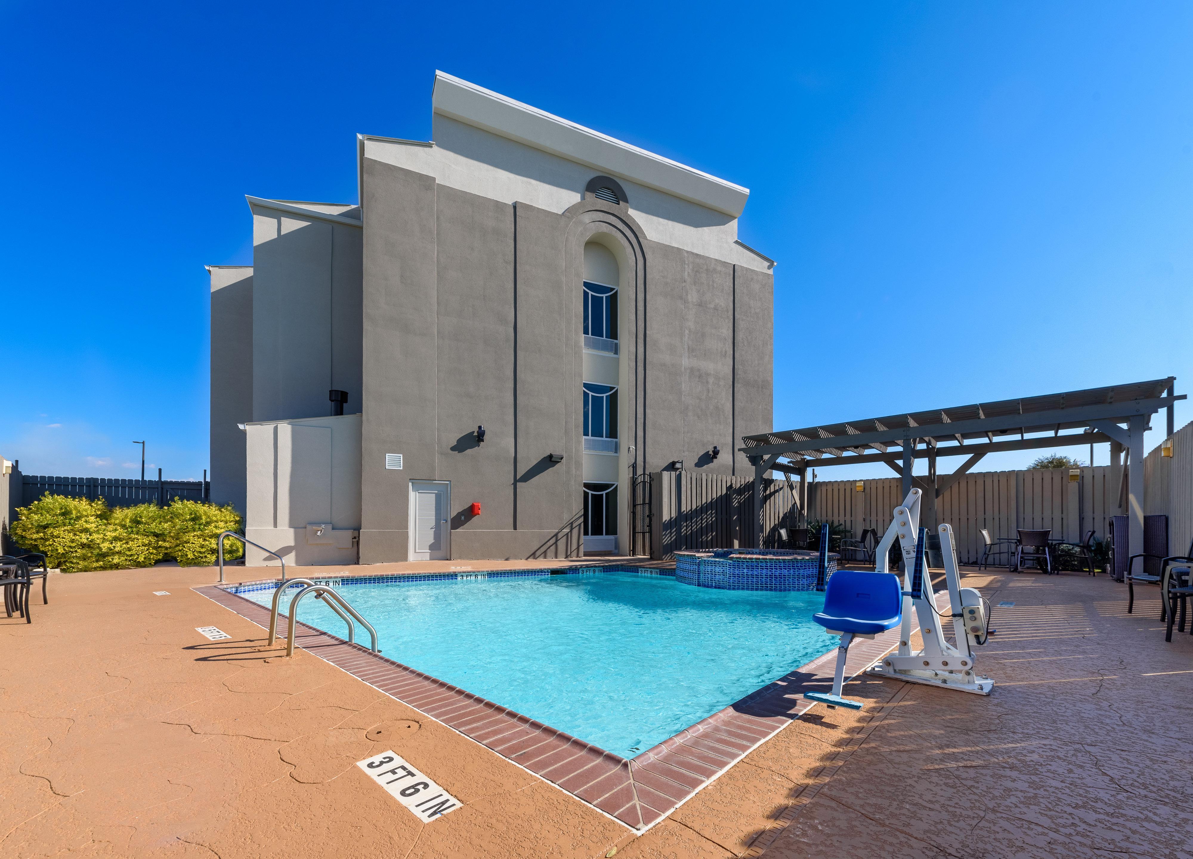 Holiday Inn Express Hotel And Suites Bastrop By Ihg Exterior foto