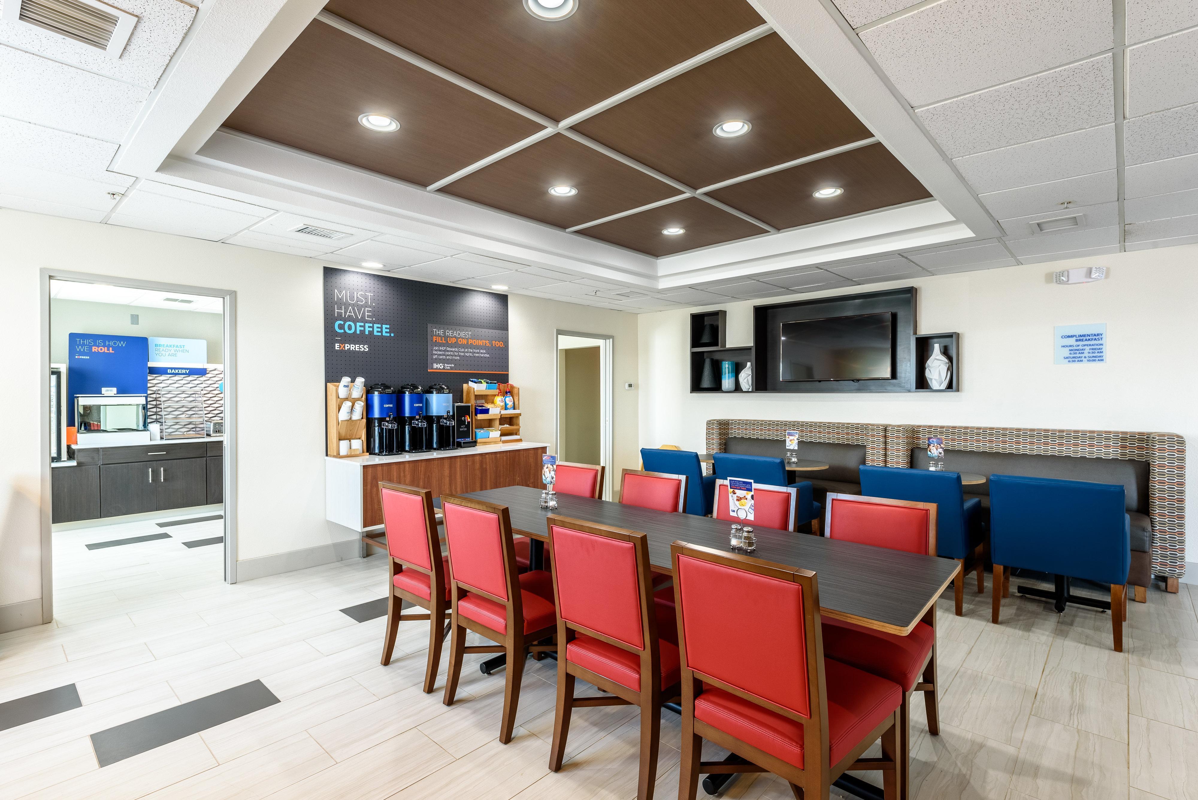 Holiday Inn Express Hotel And Suites Bastrop By Ihg Exterior foto