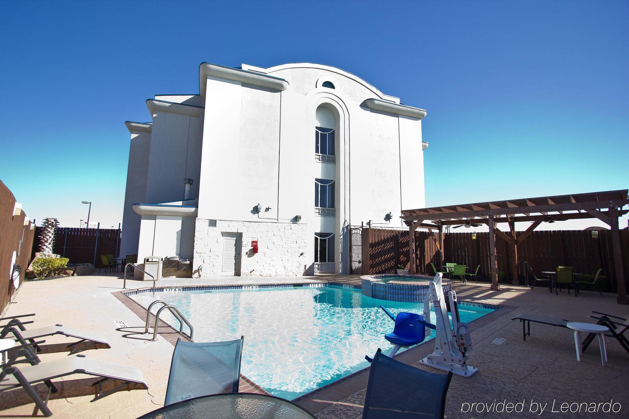 Holiday Inn Express Hotel And Suites Bastrop By Ihg Exterior foto