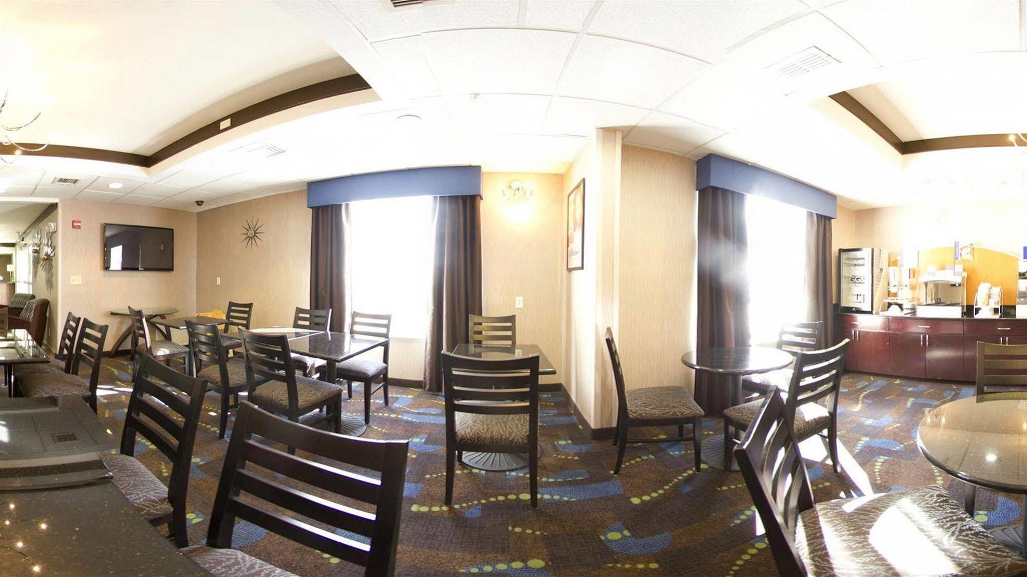 Holiday Inn Express Hotel And Suites Bastrop By Ihg Exterior foto